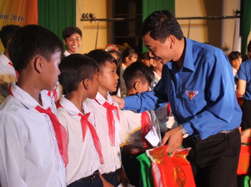 Đ/c Nguyễn Xuân Vĩnh - Bí thư Tỉnh đoàn, Chủ tịch Hội sinh viên Việt Nam tỉnh trao quà cho các em thiếu nhi có hoàn cảnh khó khăn